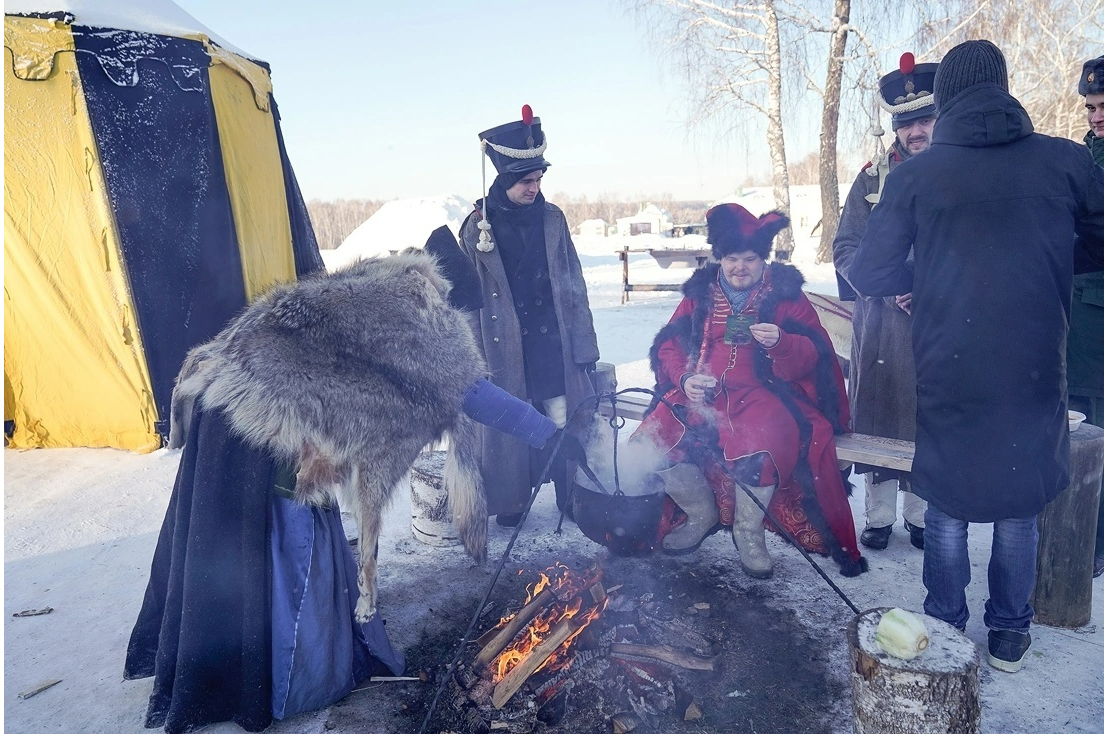 Кукольный спектакль про Петрушку, которого в армию забирали, показали в Рождество на Бородино