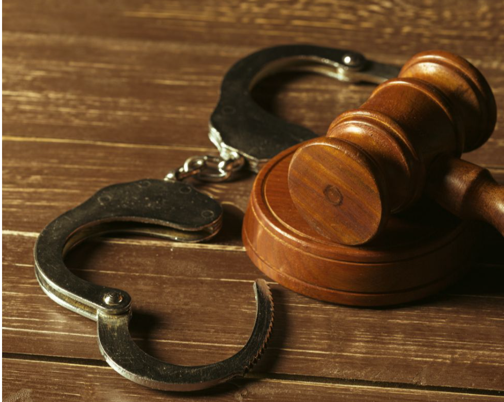 Подольские полицейские задержали двух мужчин, пытавшихся обмануть пенсионера на 8 миллионов рублей