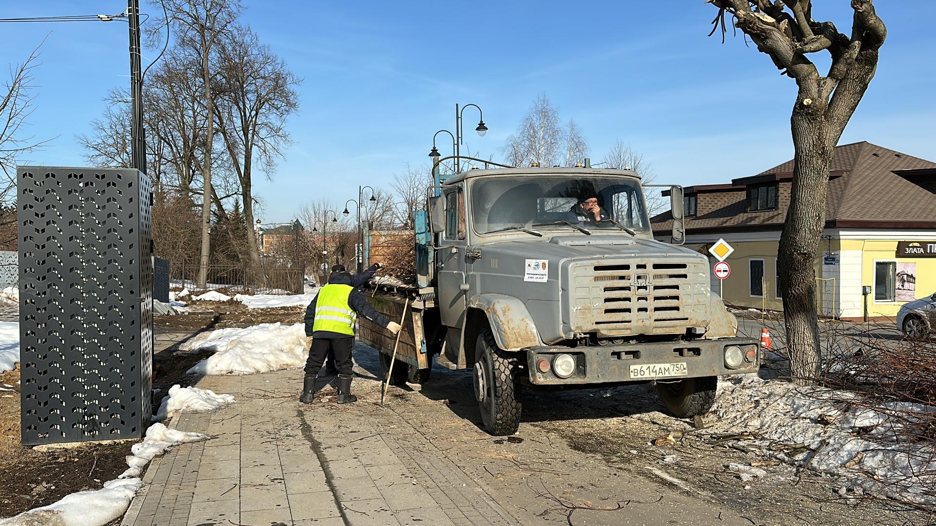 В улице Чайковского коммунальщики привели в порядок деревья | REGIONS.RU /  Клин