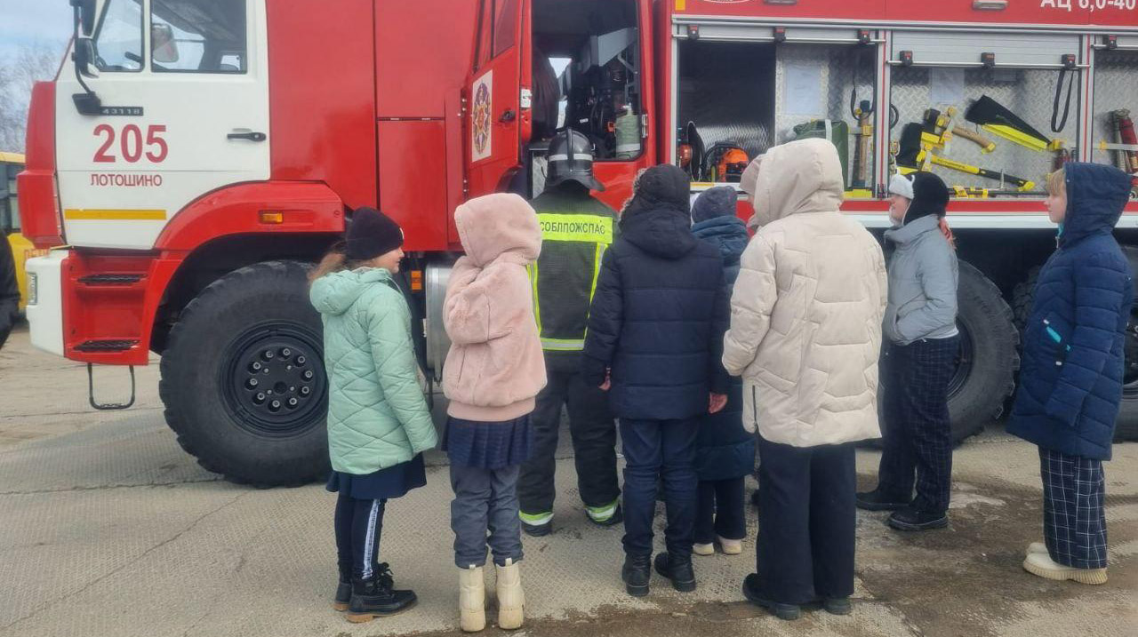 Школьники из Лотошина примерили экипировку пожарных и побывали в их машине  | REGIONS.RU / Лотошино