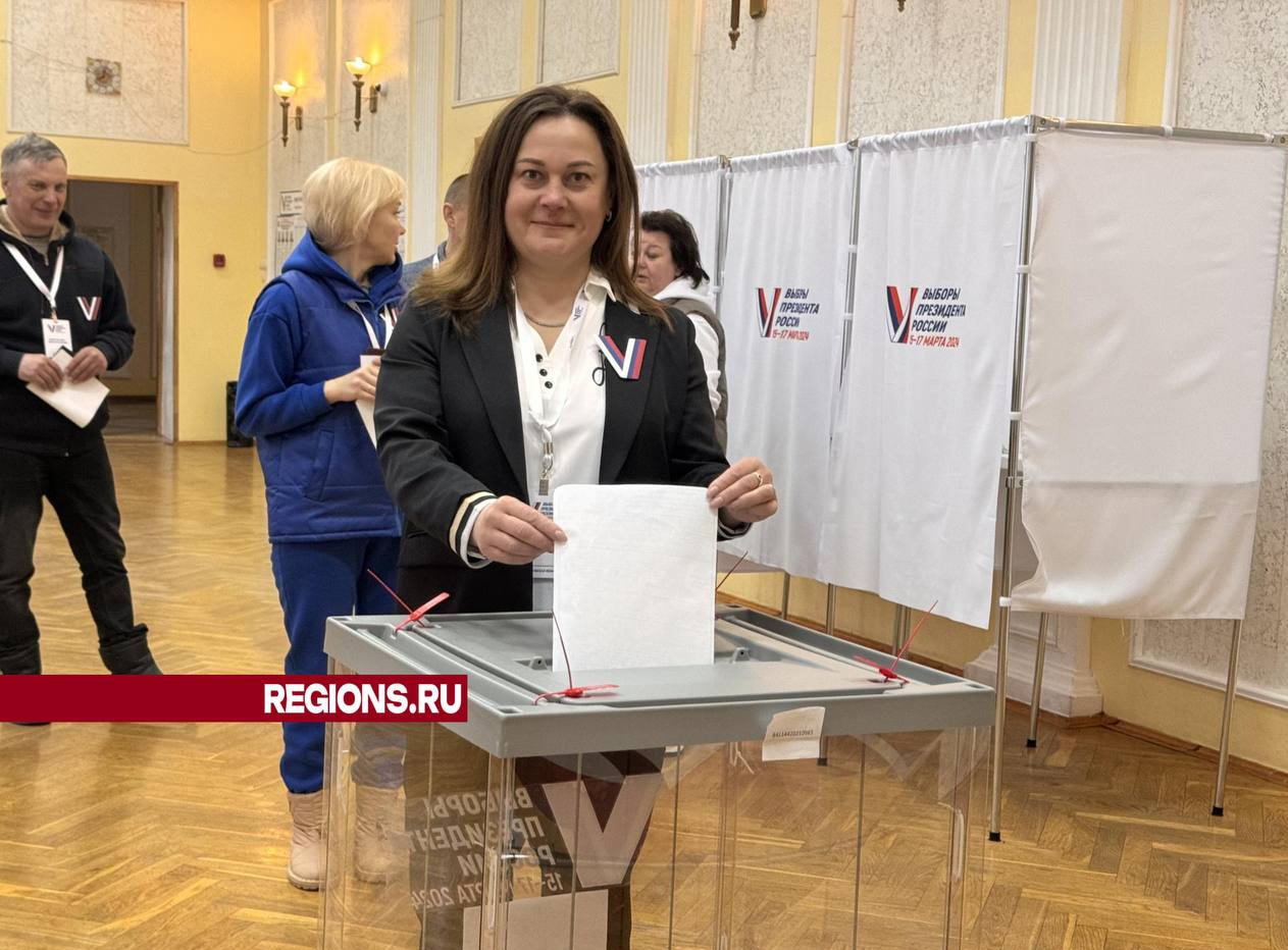 В последний день выборов первой проголосовала председатель участковой избирательной комиссии
