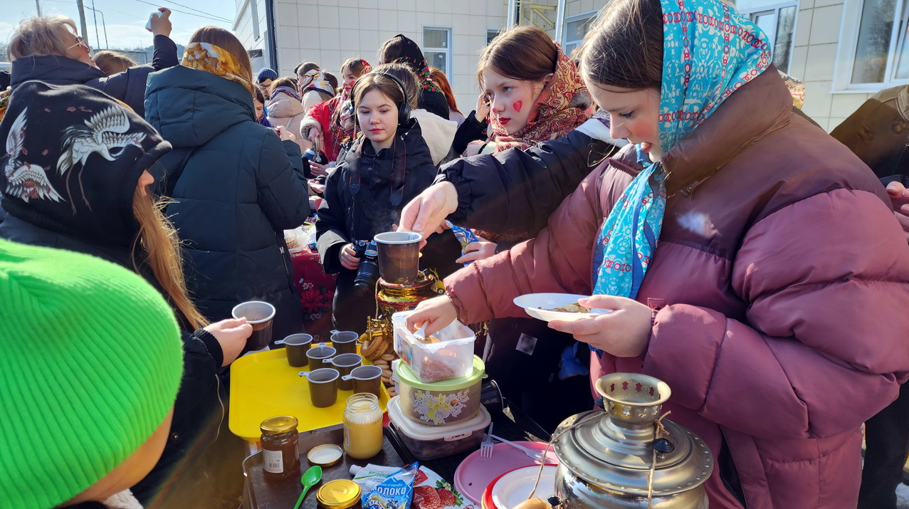 Прыгали с мячами и ели блины: Масленицу весело встретили в Центре  образования №4 | REGIONS.RU / Ногинск