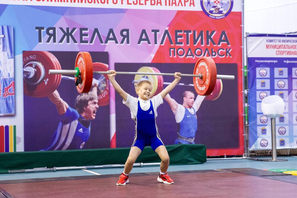 На соревнованиях юные силачи поднимали треть собственного веса
