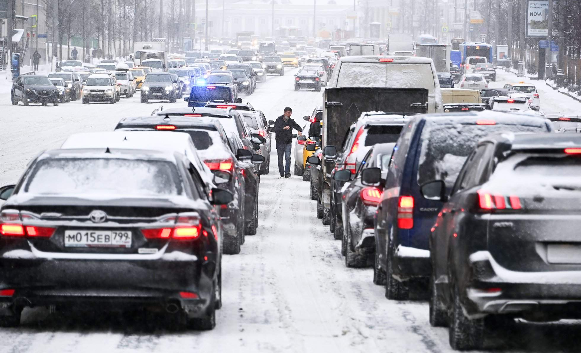 Пробки на дорогах москвы сейчас. Пробки в Москве зимой. Москва снегопад пробки. Москва зима пробки. Пробки в Москве сейчас.