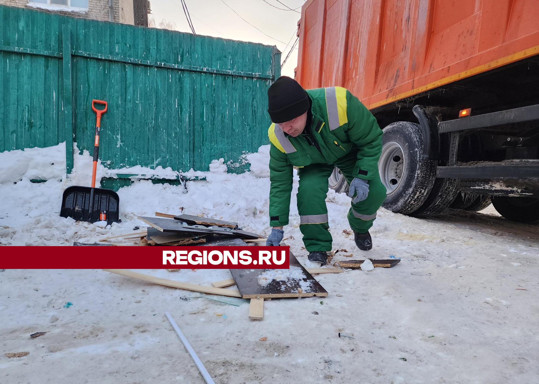 С контейнерной площадки в проезде Авиаторов вывезли мусор по обращению жителей