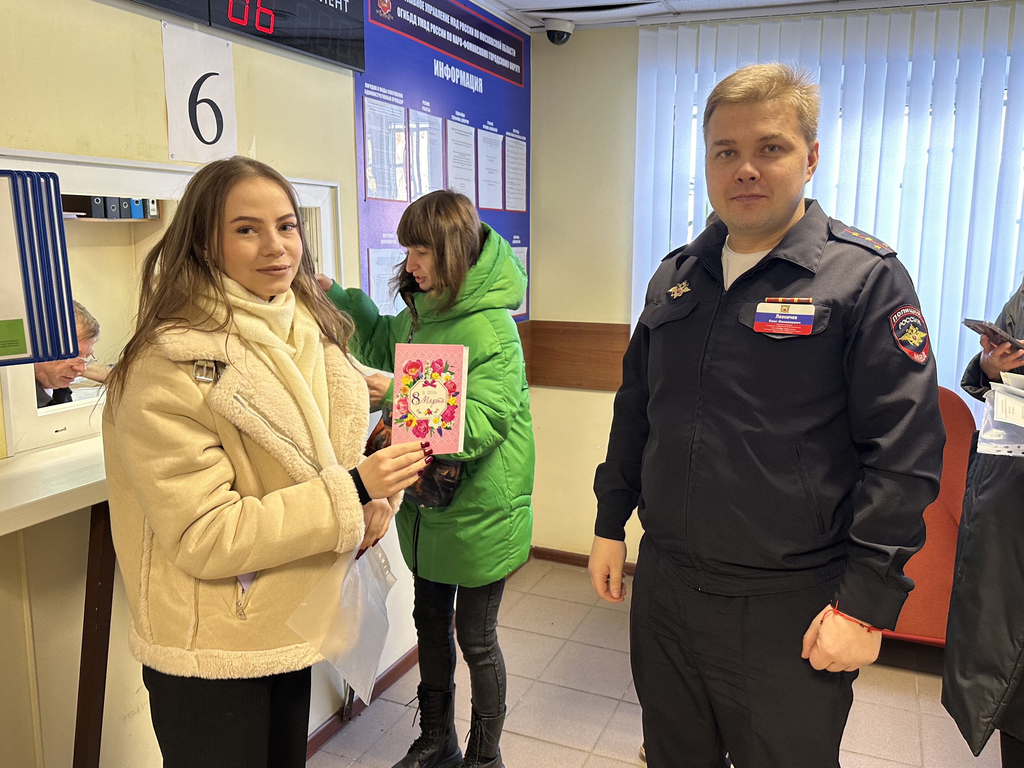 Сотрудники  Госавтоинспекции поздравили автоледи с наступающим Международным женским днем