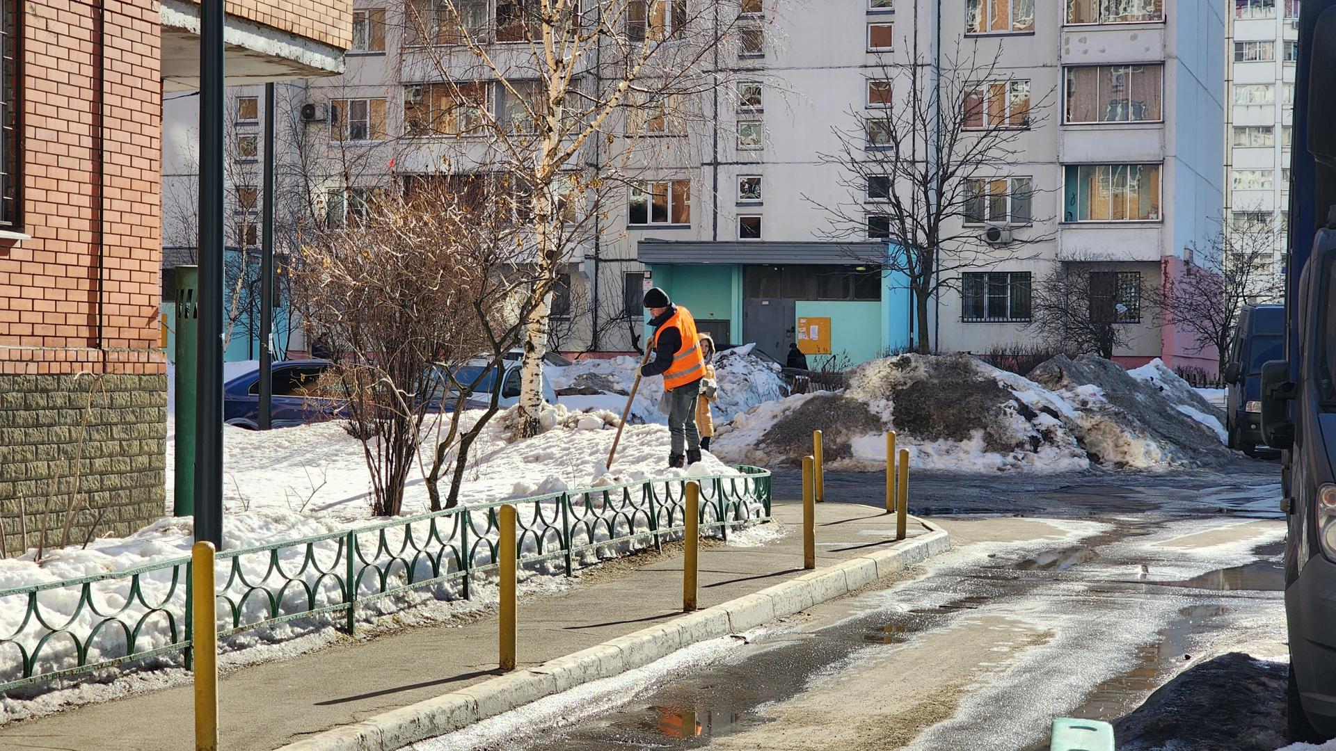 Убрали бы за сутки: припаркованные во дворах Белой дачи авто мешают уборке  и вывозу снега | REGIONS.RU / Котельники