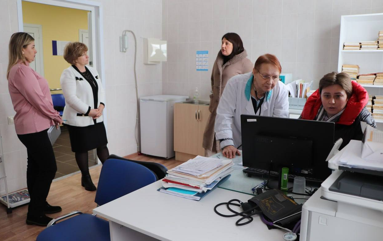 Фельдшерско-акушерский пункт в деревне Гряды обеспечивает медицинское обслуживание более 1300 человек