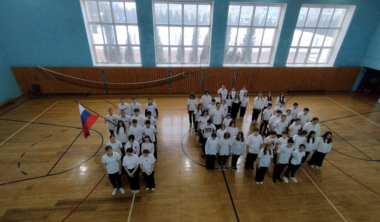 Школьники сложили «живую» цифру в честь юбилея воссоединения Крыма с Россией