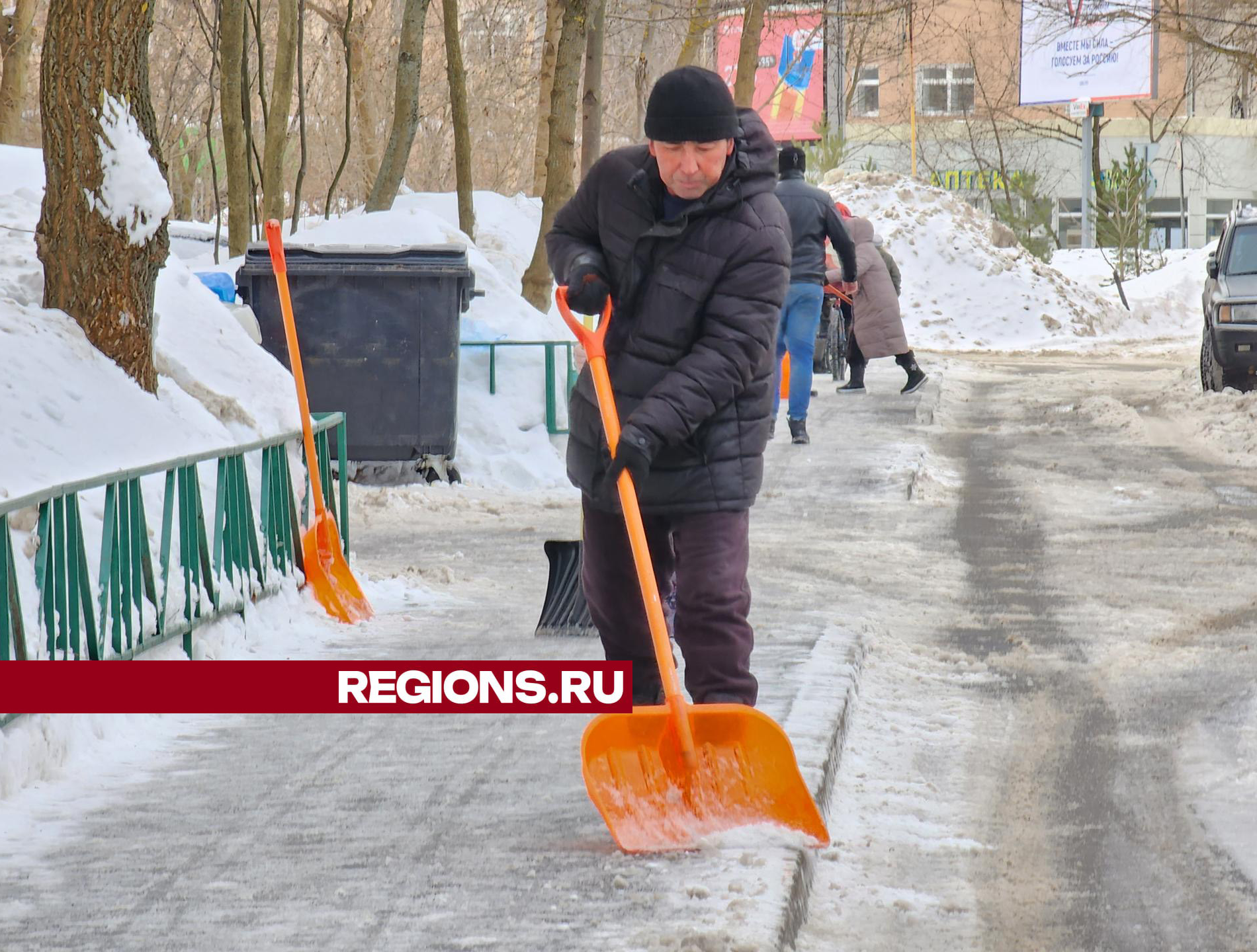 Фрязинские коммунальщики продолжают расчищать город от снега | REGIONS.RU /  Фрязино