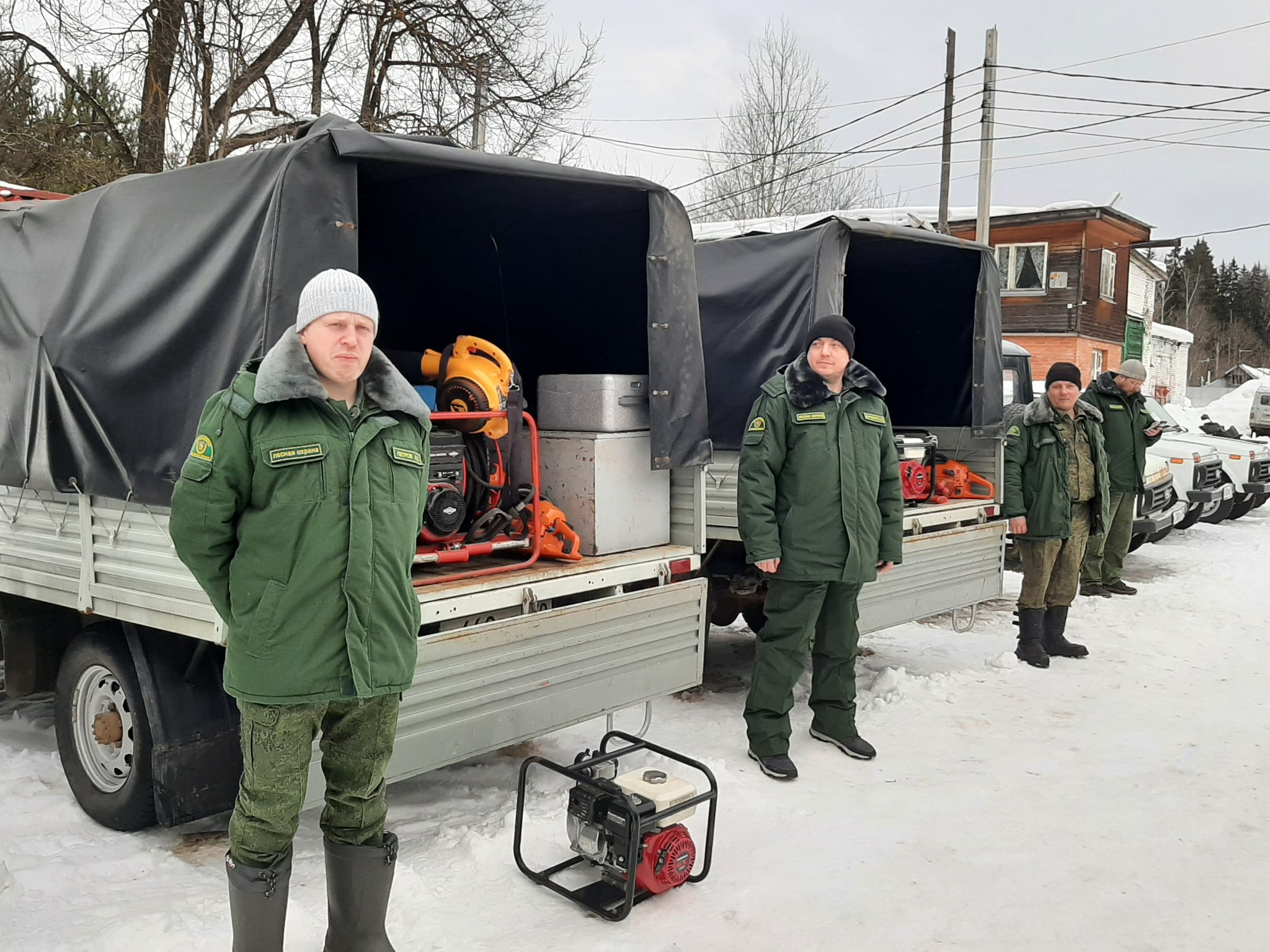 Лесничие встречаются с жителями поселков Подмосковья и напоминают о приближении пожароопасного сезона