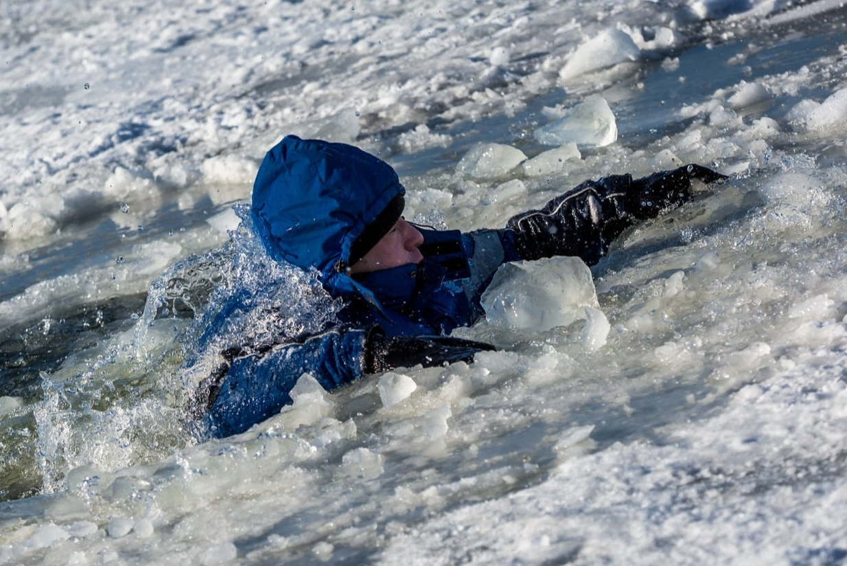 «Пытался поймать на удочку»: рыбак из Ногинска рассказал подробности спасения женщины из ледяной Клязьмы