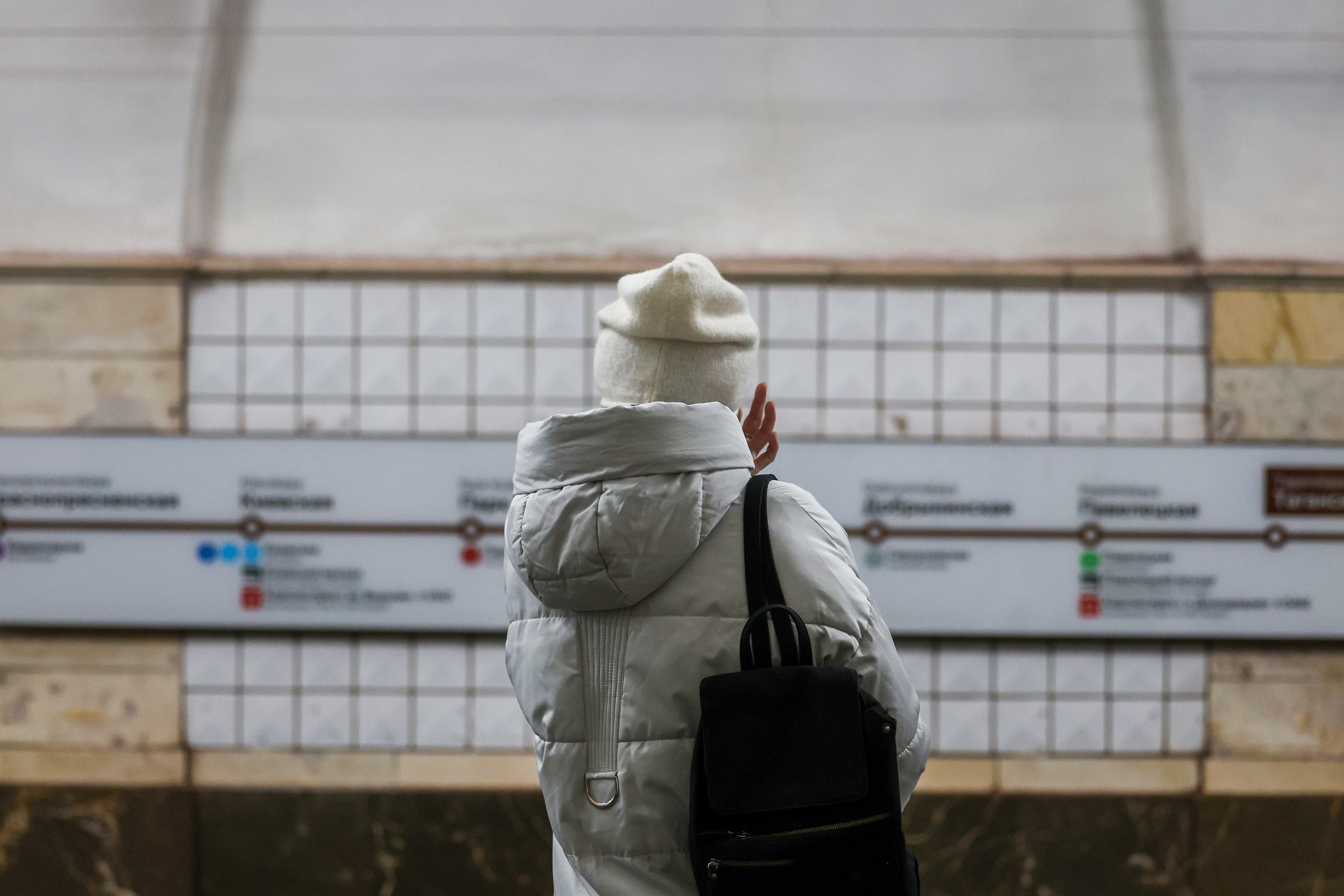 Житель Москвы попытался убить свою девушку, скинув ее под поезд в метро