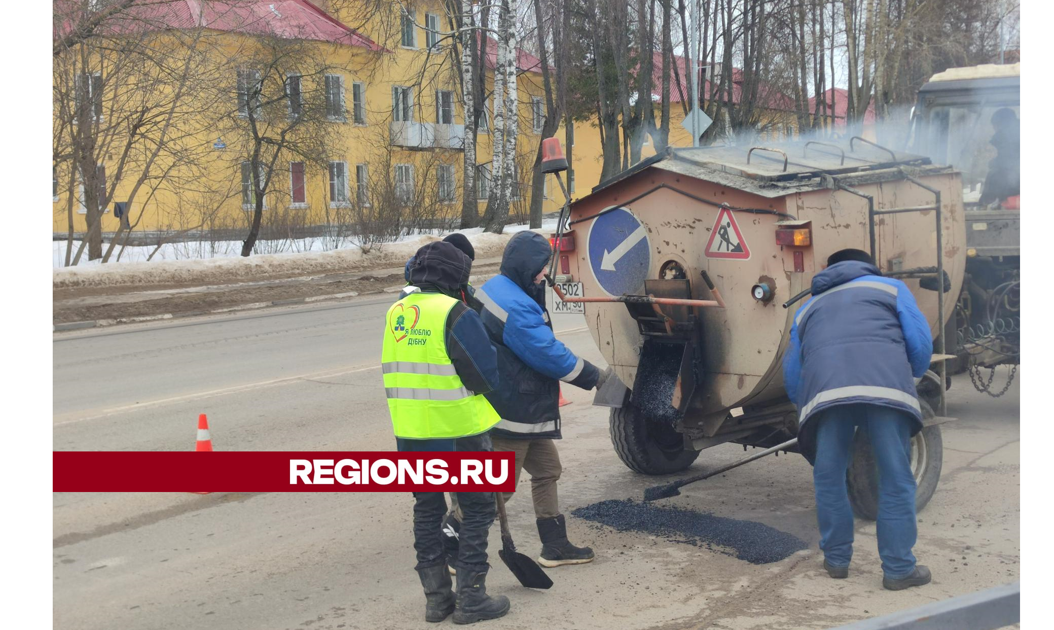 Специальная бригада МБУ ЖКУ избавила проспект Боголюбова от дорожных ям