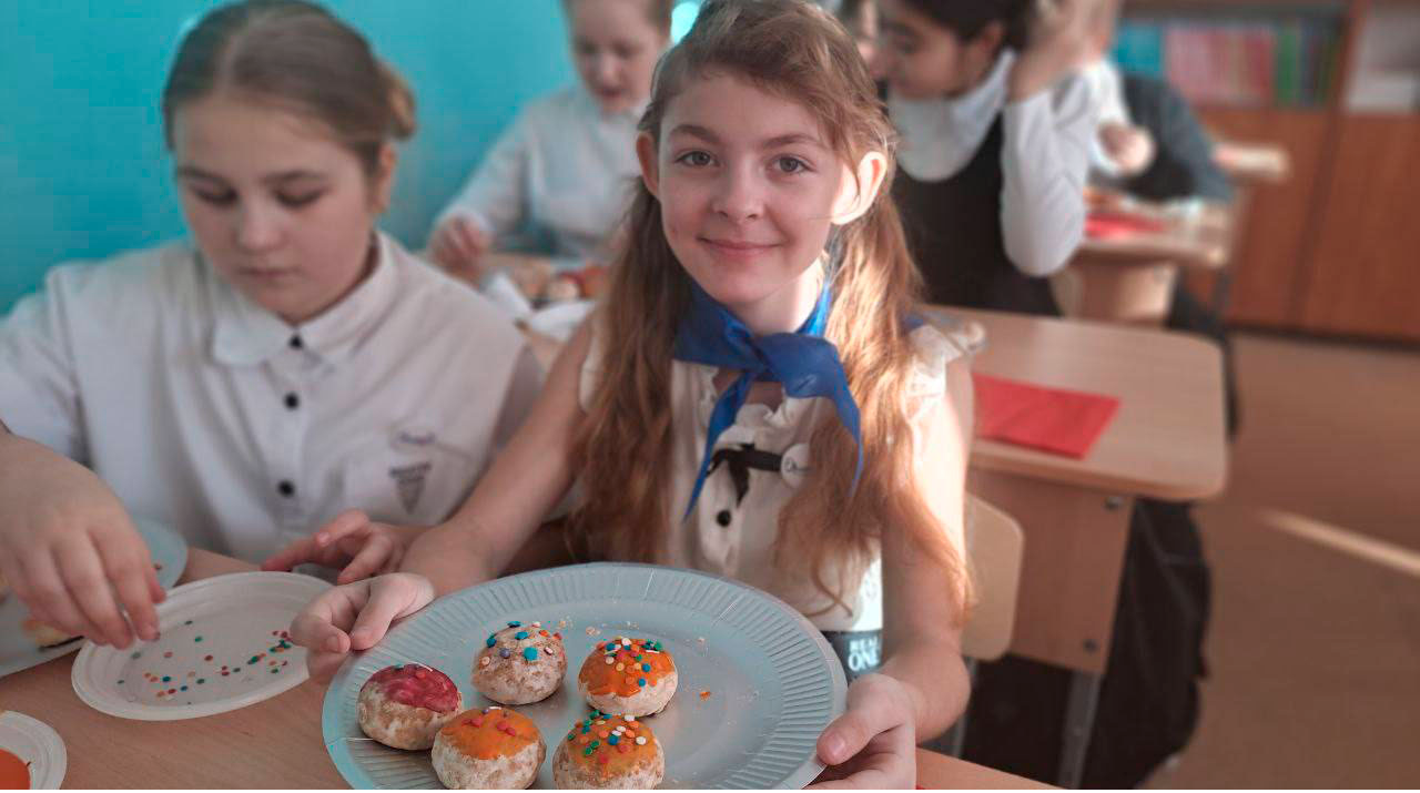 Расписные пряники и маскировочные сети: школьники в Волоколамске творят добро для бойцов СВО