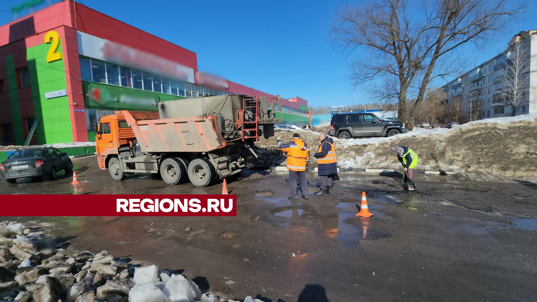 Коммунальщики Серпухова ведут ямочный ремонт дорог по заявкам жителей |  REGIONS.RU / Серпухов