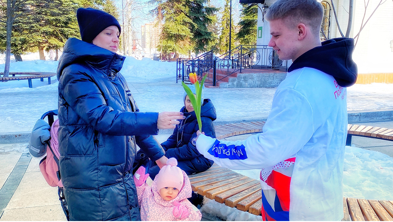 Цветы вручили женщинам на улицах ступинские волонтеры