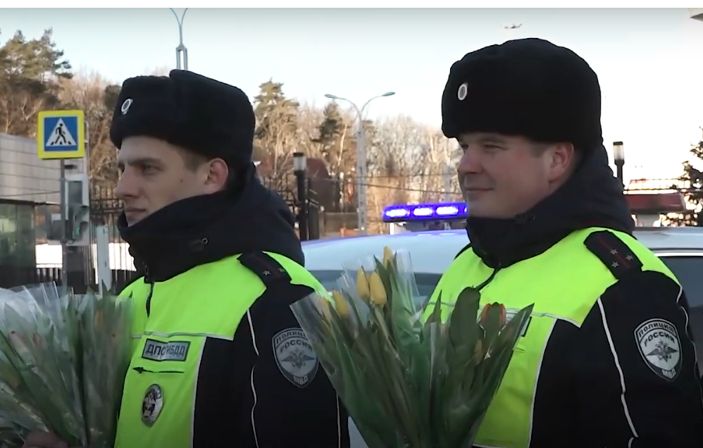 Тюльпаны для милых дам: полицейские дарят женщинам-водителям букеты