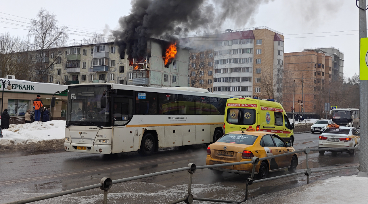 «Бабушку сняли с окна»: очевидцы рассказали о последствиях страшного пожара в Серпухове