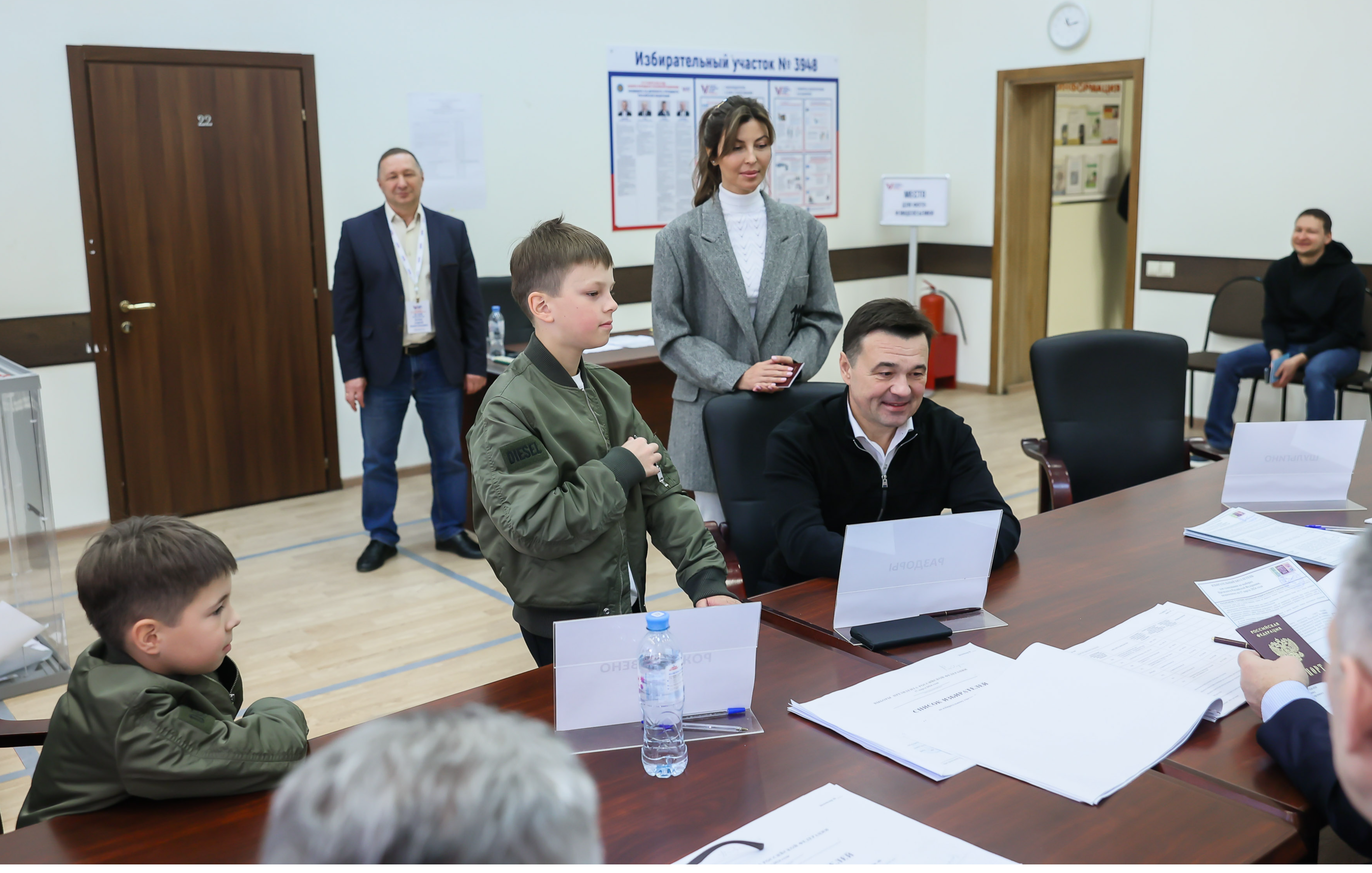 Андрей Воробьев проголосовал вместе с семьей на избирательном участке в Одинцовском округе