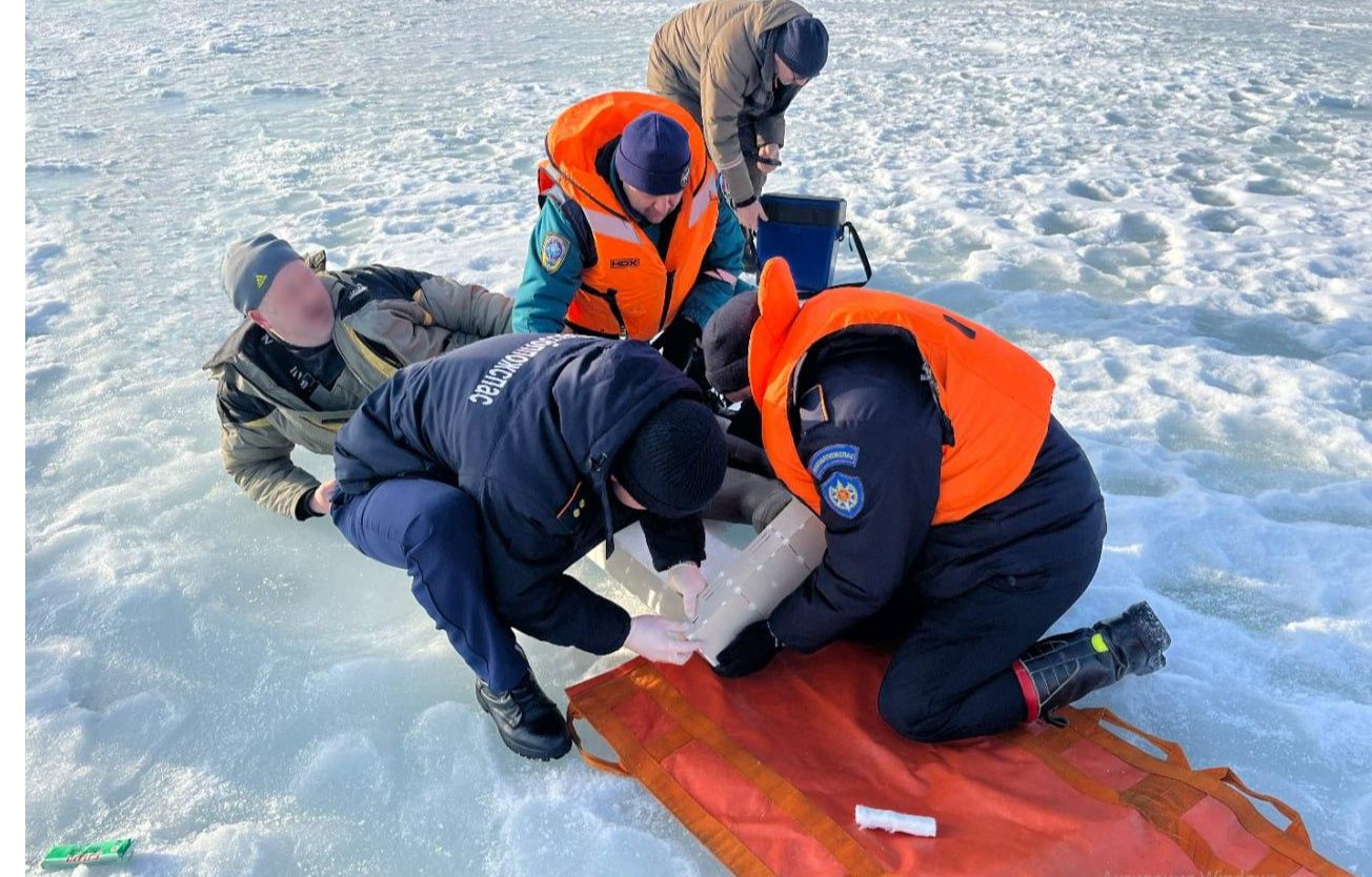 Спасатели эвакуировали с зыбкого льда рыбака со сломанной ногой