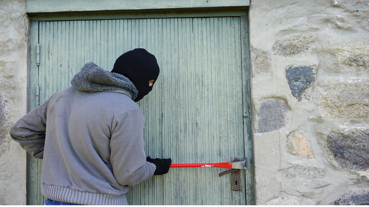 Грабители вынесли из квартиры бизнесмена в Котельниках миллион рублей и айфон