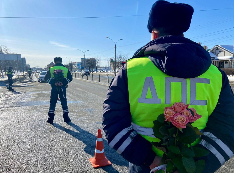 Цветы для автоледи: автоинспекторы поздравили женщин с праздником