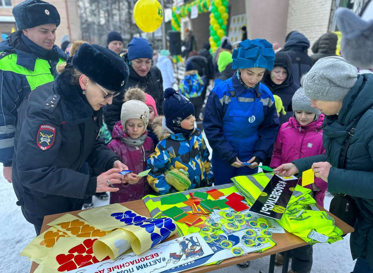 Госавтоинспекторы "подсветили" школьников наклейками