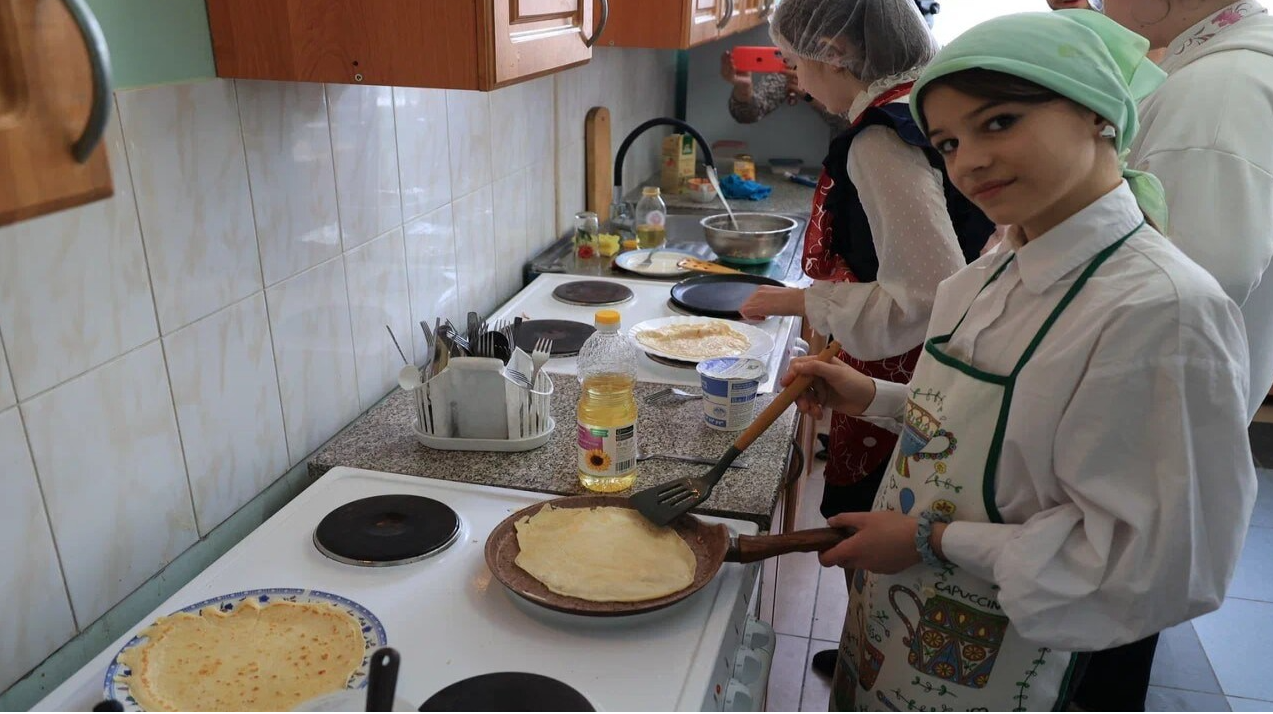 «Неделя добрых дел»: школьники города накормили блинами пенсионеров
