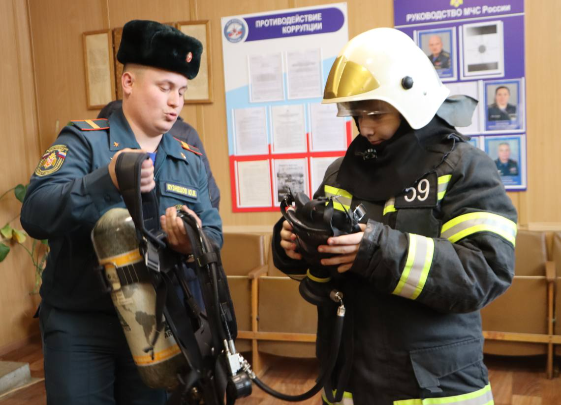 Посидеть в пожарной машине и примерить каску смогли школьники на дне  открытых дверей в пожарно-спасательной части | REGIONS.RU / Зарайск