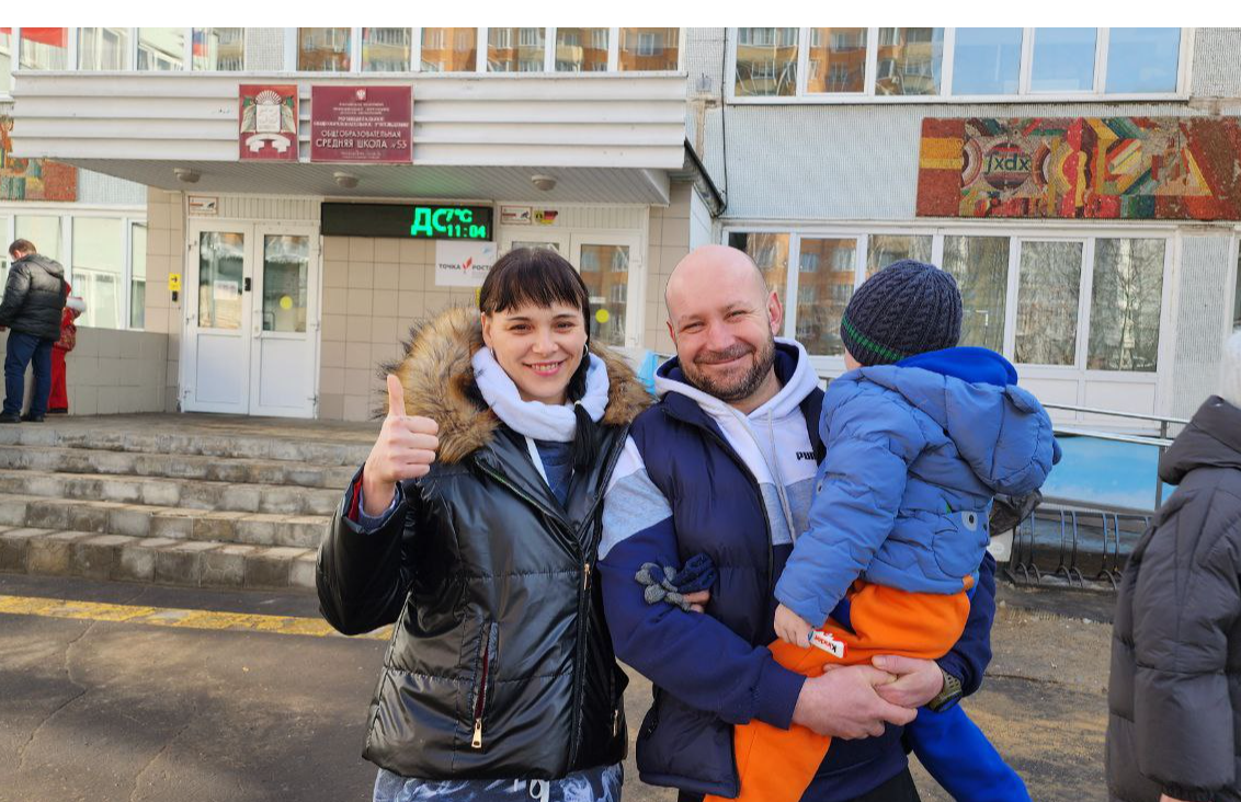 Участник СВО из Люберец выписался из госпиталя и пришел голосовать вместе с семьей