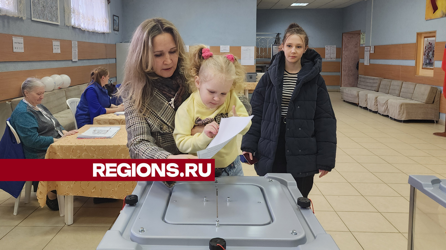 Мать пятерых детей проголосовала на выборах президента в окружении семьи