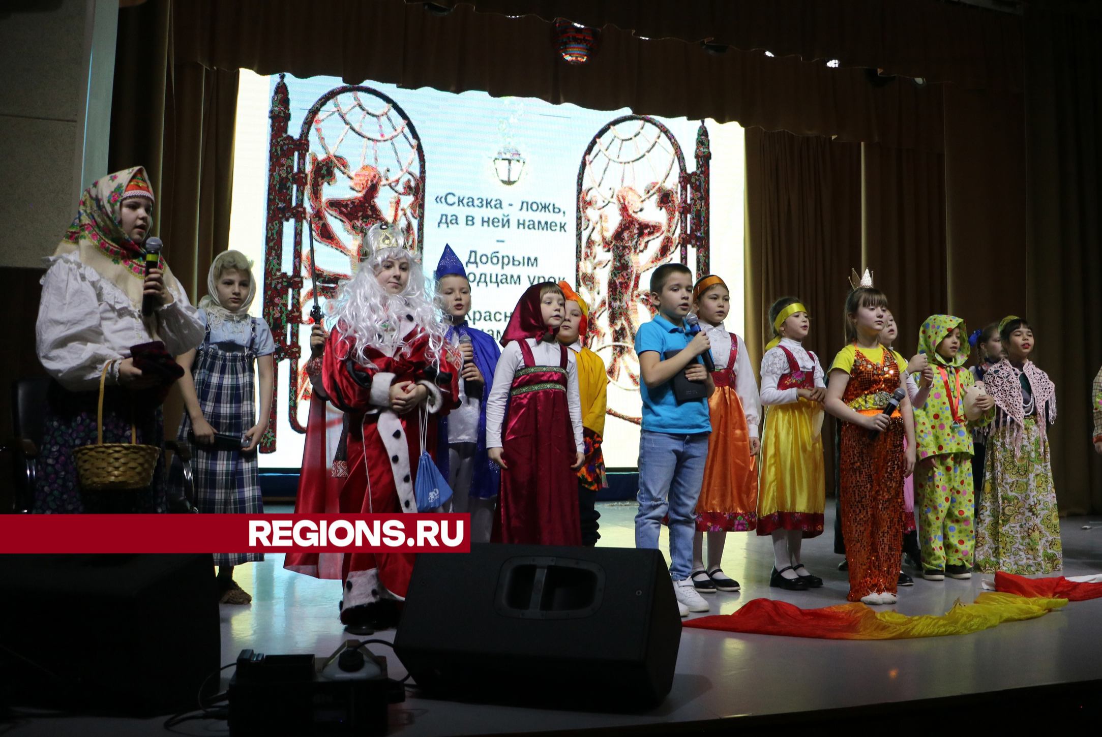 Детские театральные коллективы показали спектакли по мотивам русских сказок в Центральном доме культуры