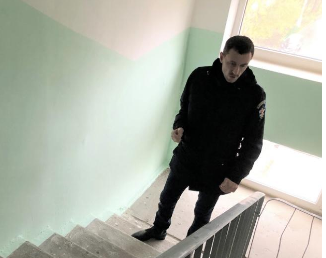 Пушкинские коммунальщики под контролем жилищных инспекторов отремонтировали окна в подъездах