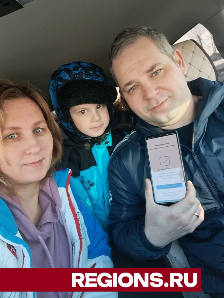 Семья Гороховых проголосовала по пути в детский сад