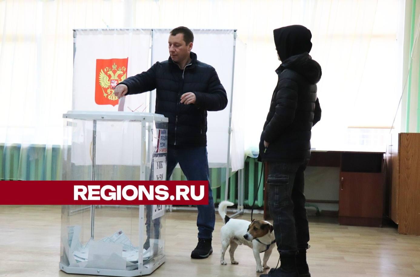 В Егорьевске голосовать на участок пришли вместе с собакой