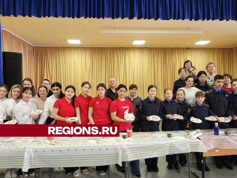 Школьники Лосино-Петровского расписали пряники для участников СВО в рамках «Недели добрых дел»