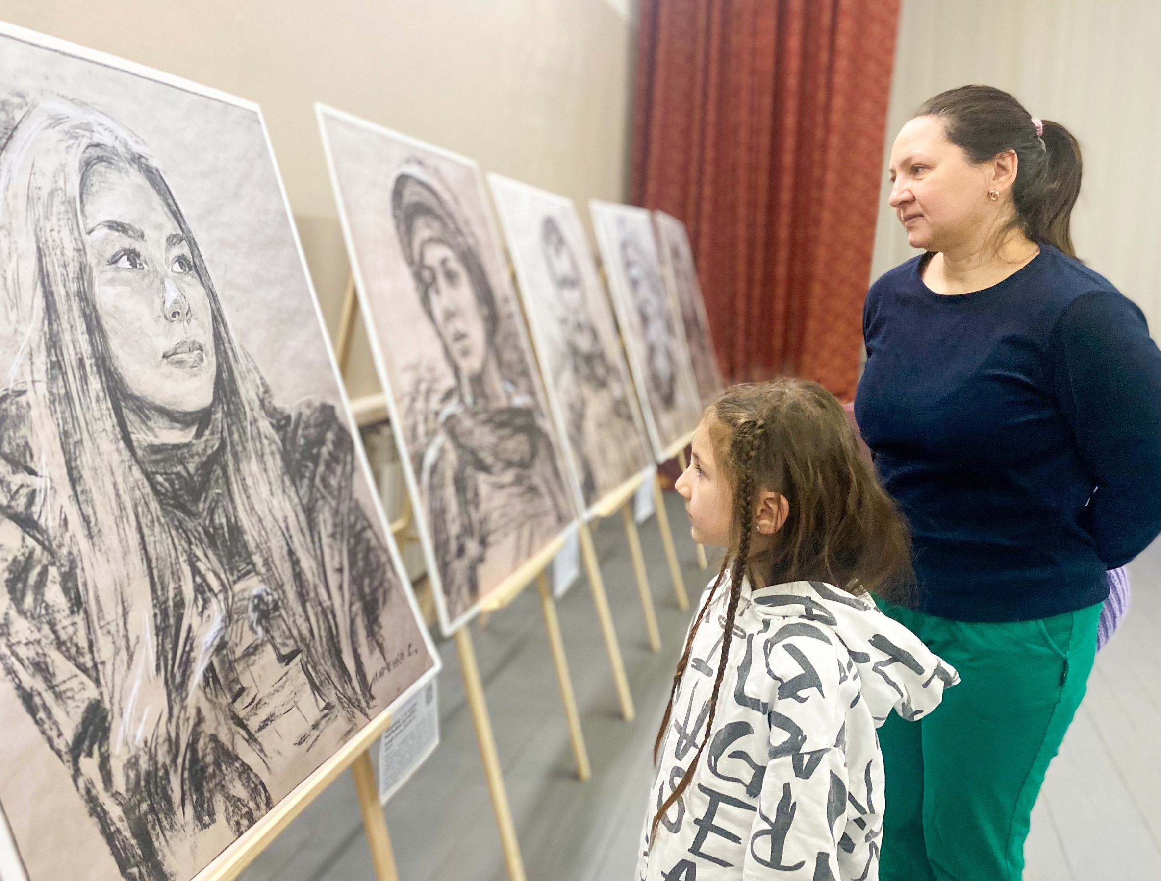 «Уголь Донбаса»: в округе представили выставку графических портретов героев СВО, волонтеров, добровольцев и медиков
