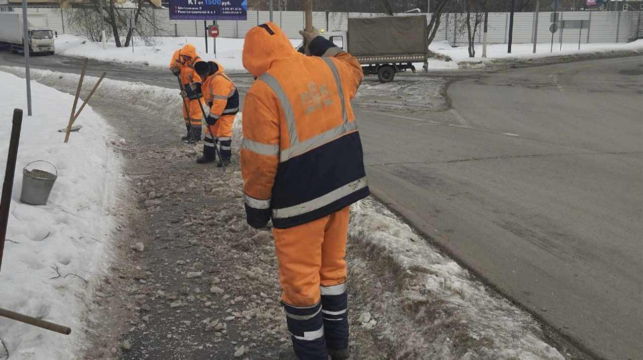 В округе продолжают убирать улицы от снега | REGIONS.RU / Долгопрудный