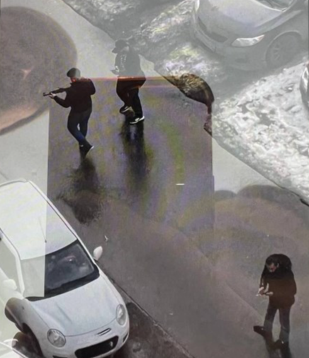 Возле ЖК Оранж Парк трое неизвестных ходили по улице с оружием и стреляли в воздух