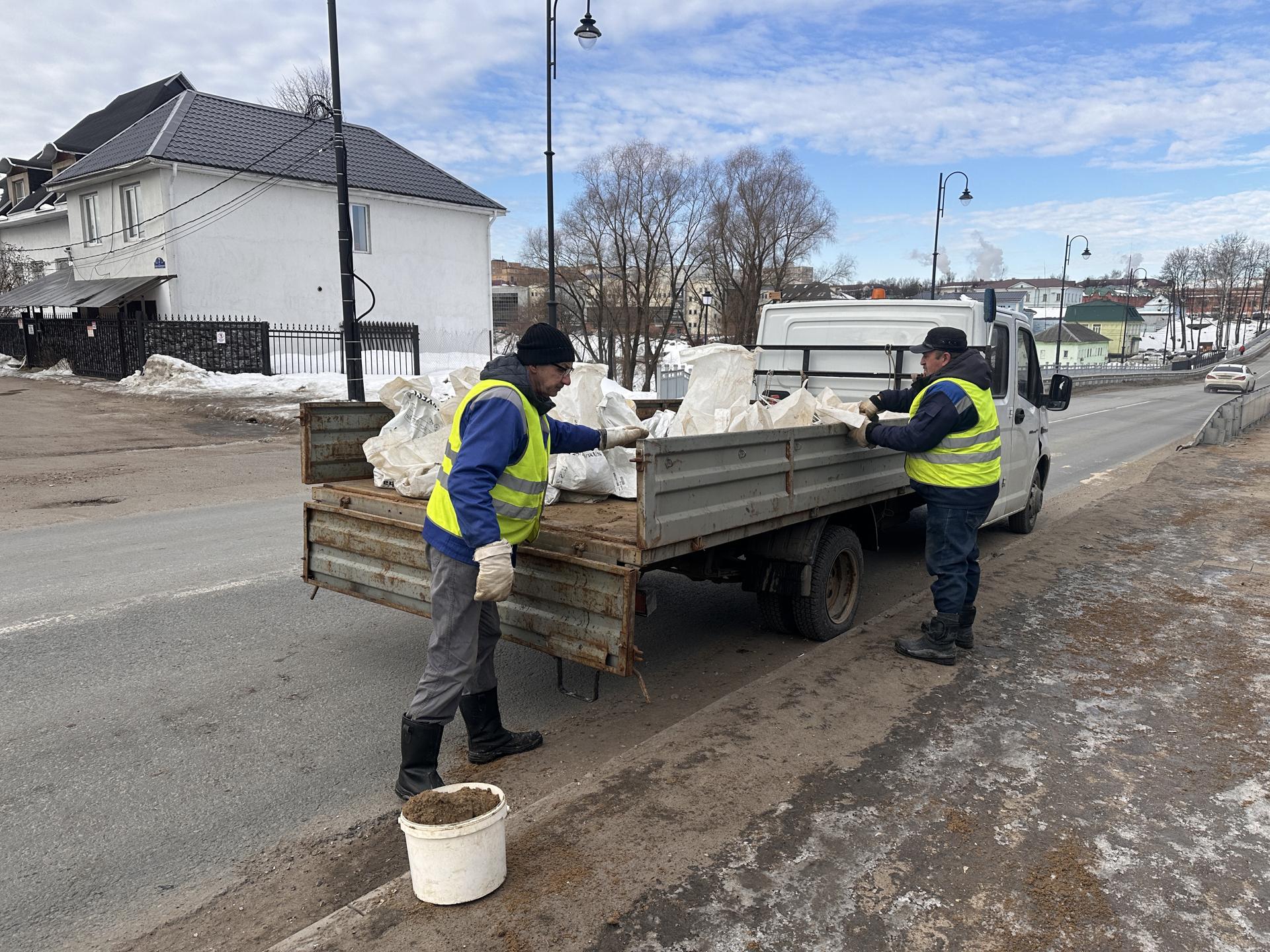 Весне дорогу: в Клину коммунальщики борются с гололедицей на тротуарах и  магистралях реагентами | REGIONS.RU / Клин