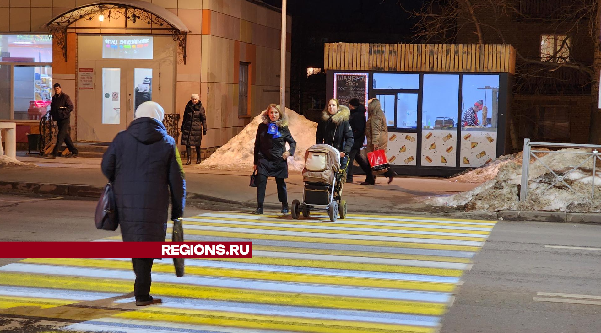 Восемь световых «зебр» работают в Дзержинском в темное время