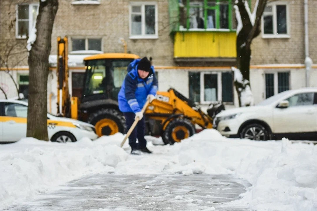 Более 50 человек вышли на уборку снега и наледи в Химках | REGIONS.RU /  Химки