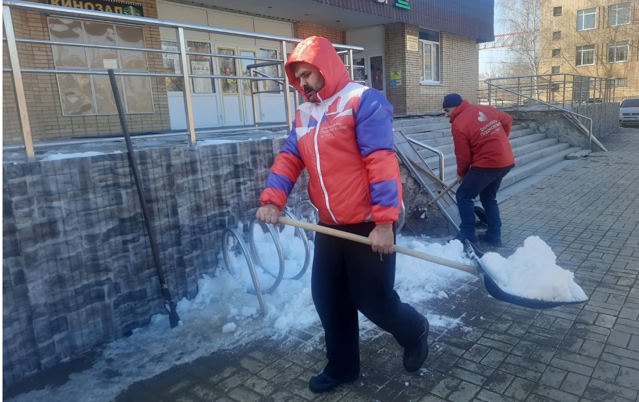 Волонтеры навели порядок возле Центрального дома культуры | REGIONS.RU /  Серебряные Пруды