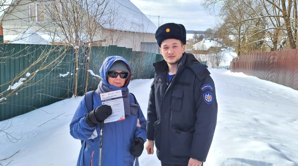 Спасатели Мособлпожспаса вручили жителям Лосино-Петровского памятки с указанием требований о пожарной безопасности