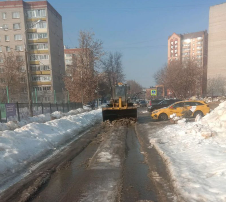 За минувшую ночь с улиц Подольска вывезли 250 кубометров снега