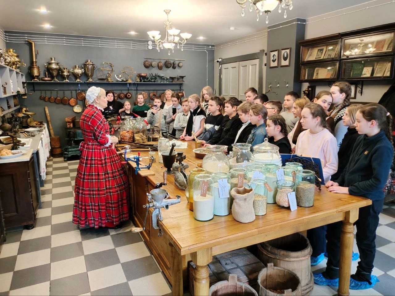 Школьники приготовили карамель по фирменному рецепту музея «Сергиевская Кухмистерская»