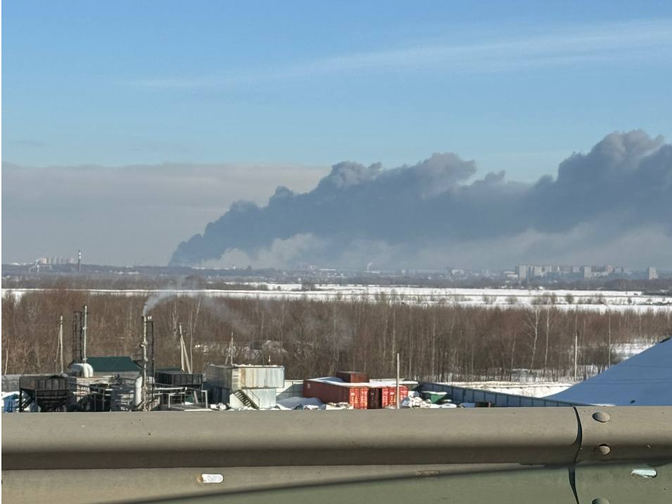 Пожаром охвачено 700 «квадратов» здания мебельной фабрики в Быково