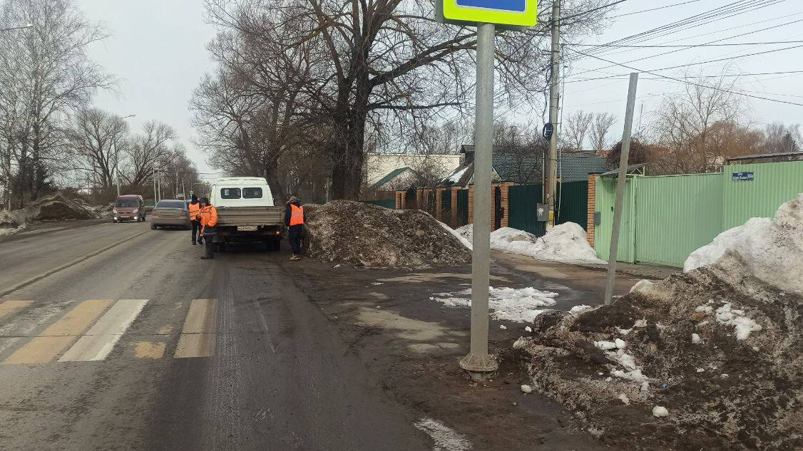 «Дорожникам некогда»: в Минтрансе опровергли, что снежный тоннель на «зебре» в Наро-Фоминске построили коммунальщики