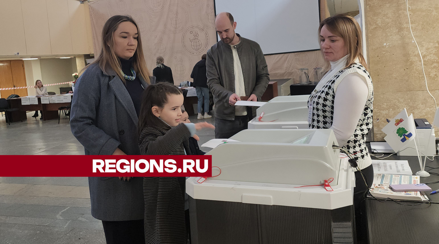 Дети семьи Крошиных помогли родителям проголосовать и угостились конфетами